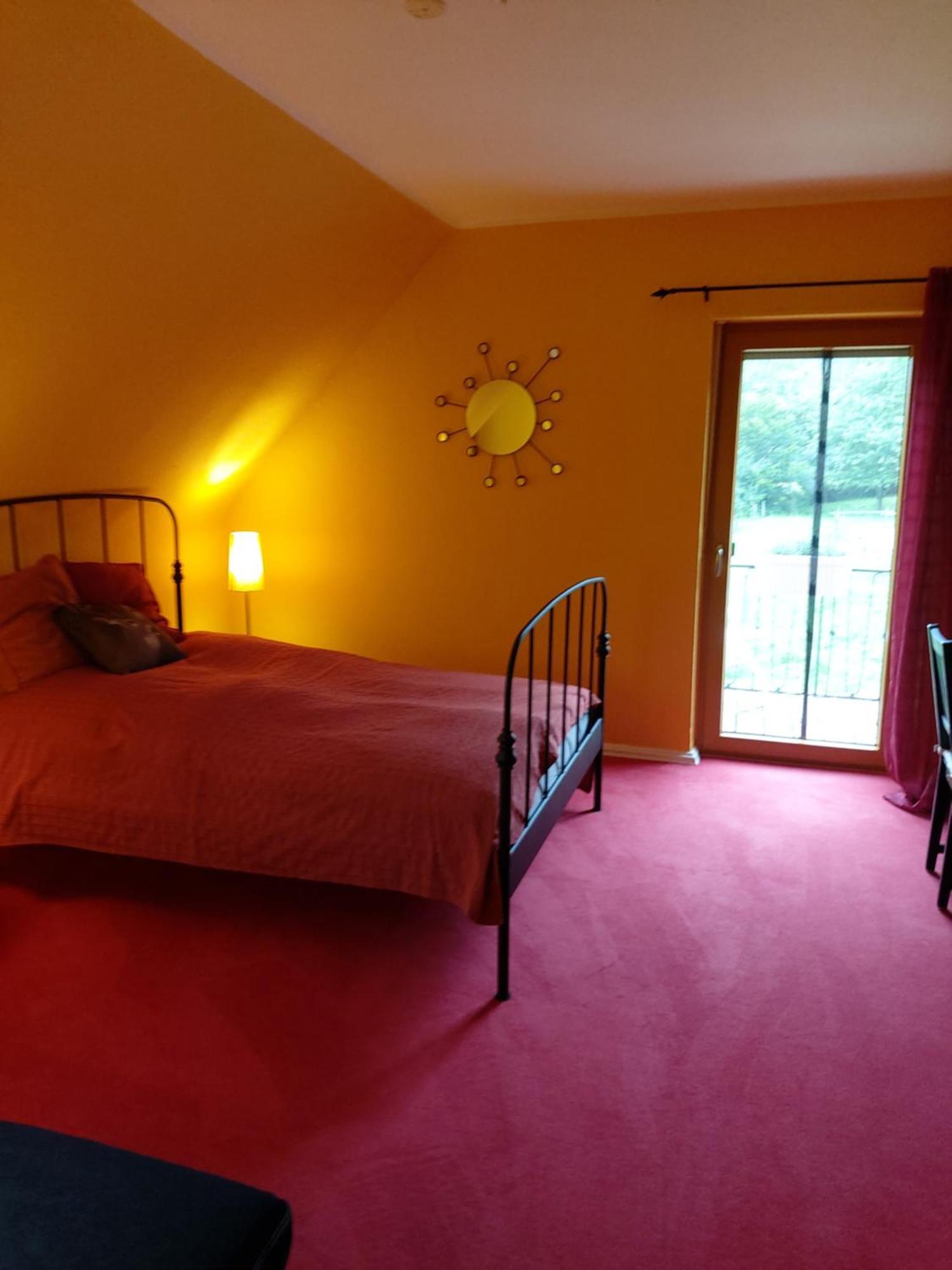 Maring-Noviand Kemenate Zimmer Gechaichnishof 7Born מראה חיצוני תמונה