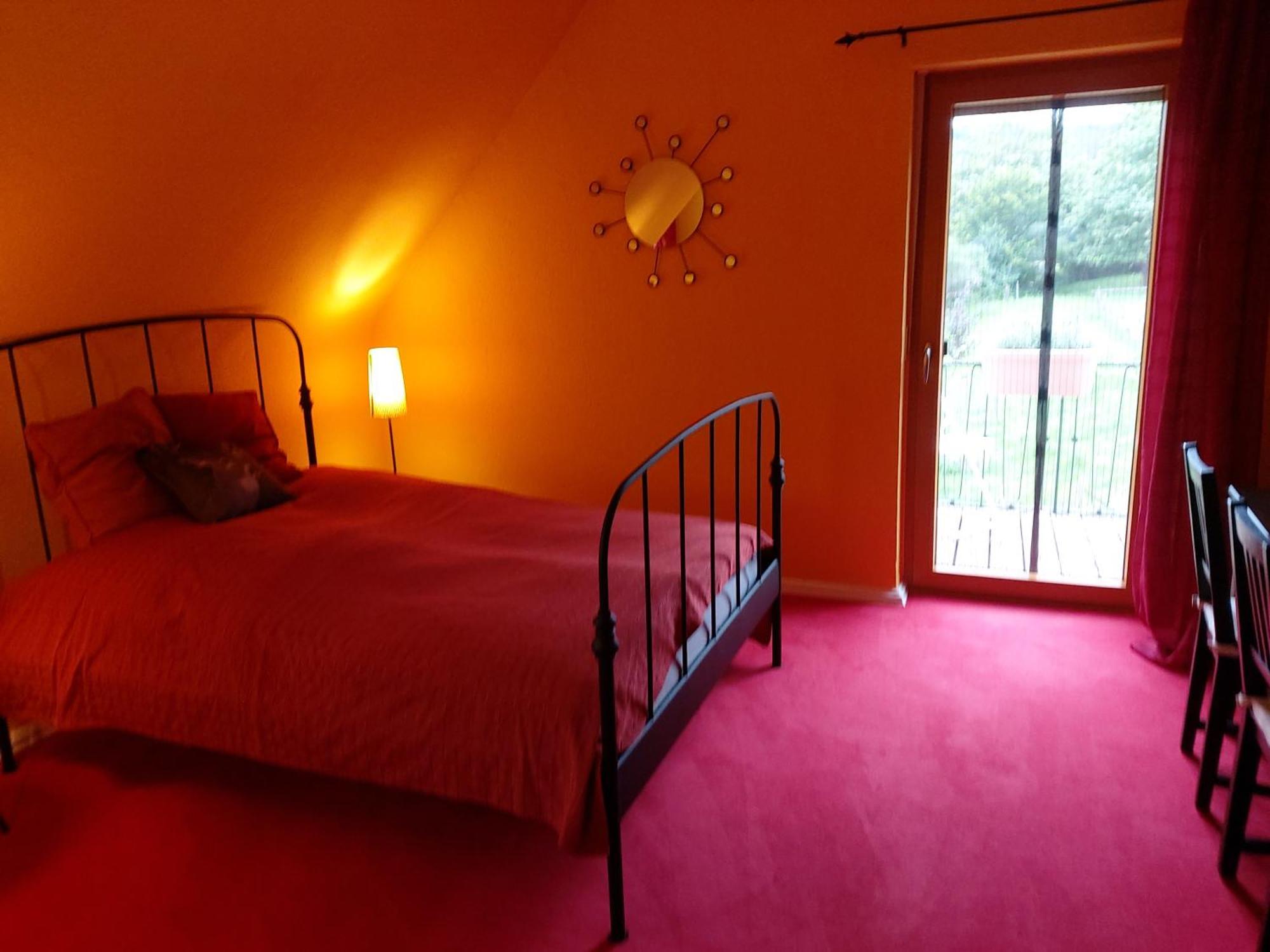 Maring-Noviand Kemenate Zimmer Gechaichnishof 7Born מראה חיצוני תמונה